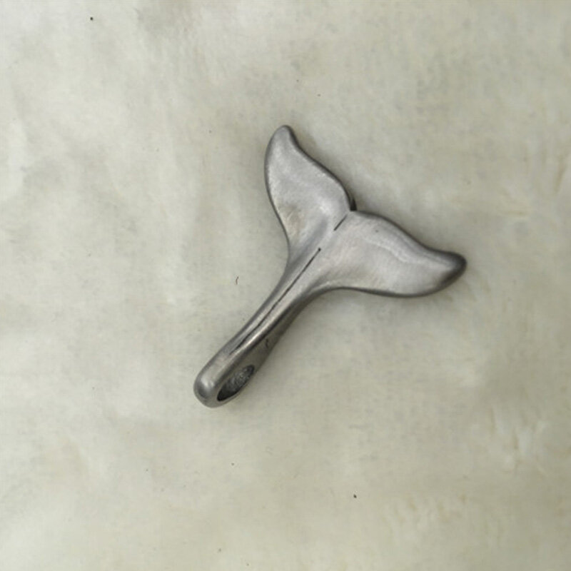 O logotipo feito sob encomenda de aço inoxidável da cauda da baleia pingente encantos cabem cabos de couro pulseira colar fazendo descobertas