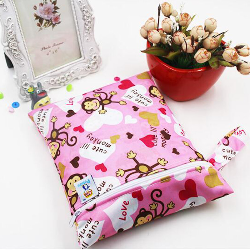Waterproof Reusable Wet Bag Printed Pocket Nappy Organizers Travel Wet Dry Bags 25x20cm Small Diaper Bag Wet Clothing Mommy Bag