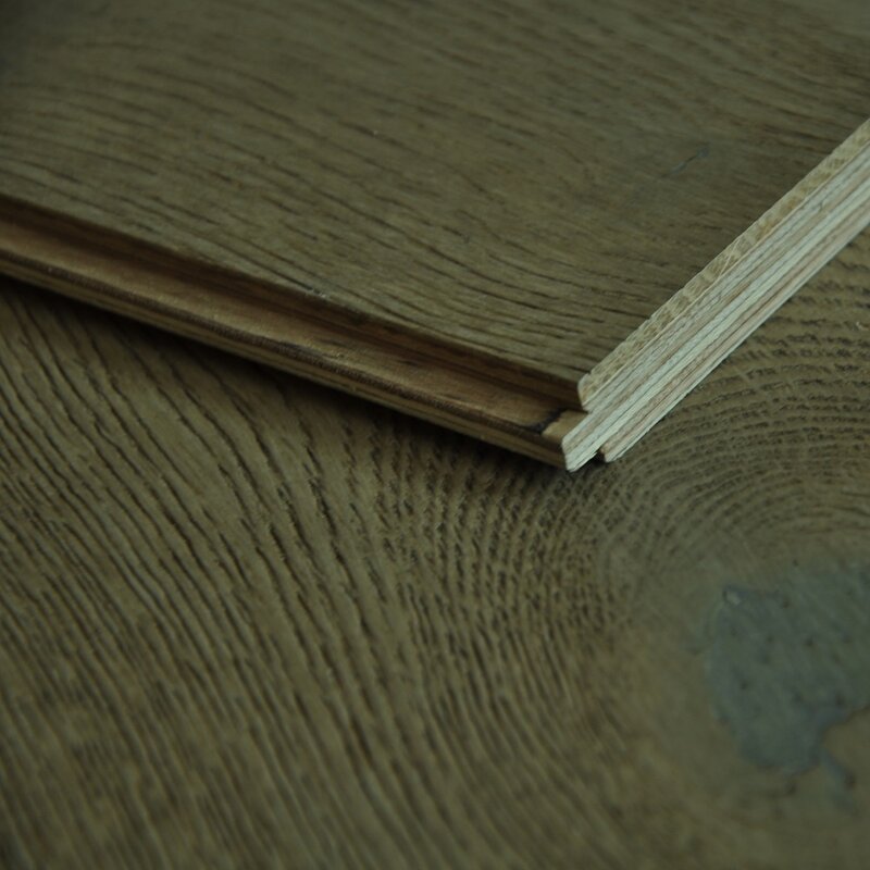 قطعتين أرضيات من الخشب المعالج هندسيًا قطعة صغيرة كعينة