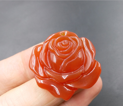 Rojo Natural de jade Rosa tallada a mano suerte collar con colgante de amuleto