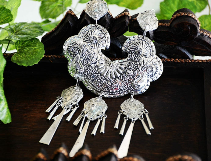 8 Designs Wohlwollende Übertrieben Drehmoment Miao Silber Einzigartige Bühne Zeigen Halskette Ethnische Mode Vintage Pullover Halskette