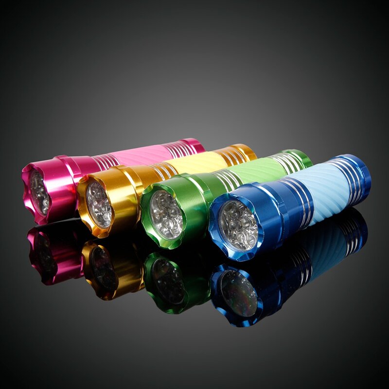MINI linterna LED EverBrite 4-Paquete de linterna de aluminio (con batería) favores de fiesta colores surtidos con mango brillante en la oscuridad