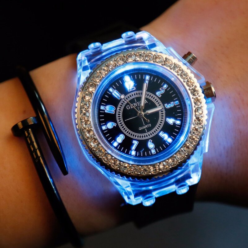 Reloj de pulsera de cuarzo resistente al agua con luz de fondo LED Geneva para mujer