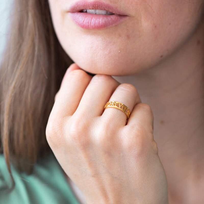 Женское кольцо с надписью «кольца с гравировкой»