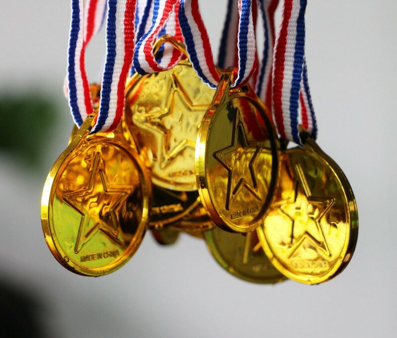 Medallas de plástico doradas para niños, bolsa de premios para fiestas, juguetes para decoración de fiestas, 100 Uds.