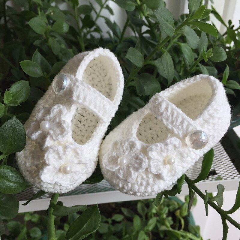 Sapatos feitos à mão para bebês qyflyxue, sapatos infantis de pérolas e flores para bebês