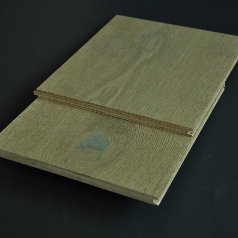 قطعتين أرضيات من الخشب المعالج هندسيًا قطعة صغيرة كعينة