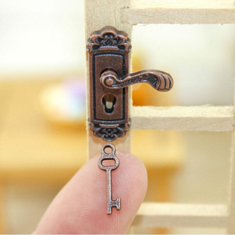 Miniature Door Handles Brass Knobs, Mini Móveis Puxar, Doll House, DIY Acessórios, Estilo Retro, Dollhouse Lock, Key Set, Escala 1:12