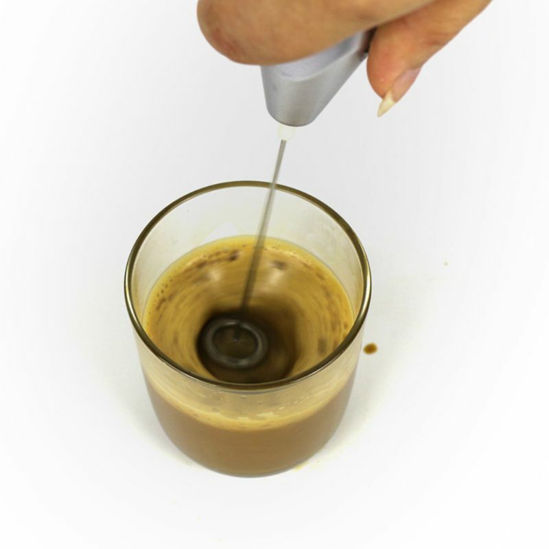 Outil pour faire du café avec une mousse électrique