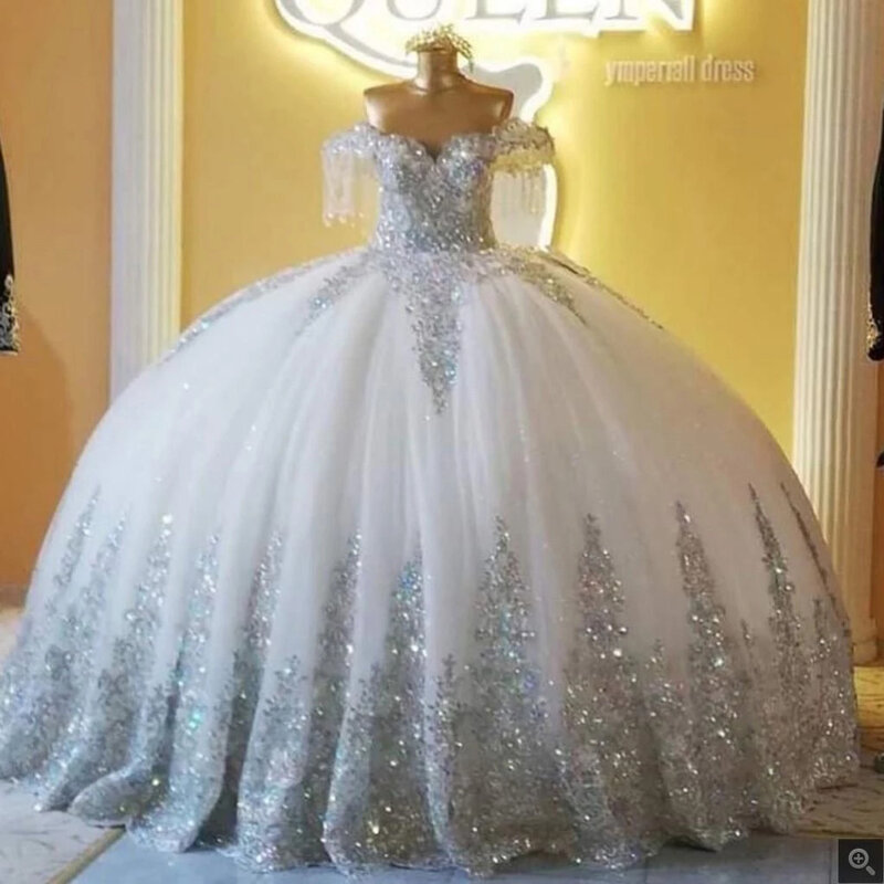 Świecący srebrny cekinowa suknia balowa z aplikacjami Quinceanera sukienki Off The Shoulder Tassel słodka 16 sukienka na studniówkę vestidos de 15 años
