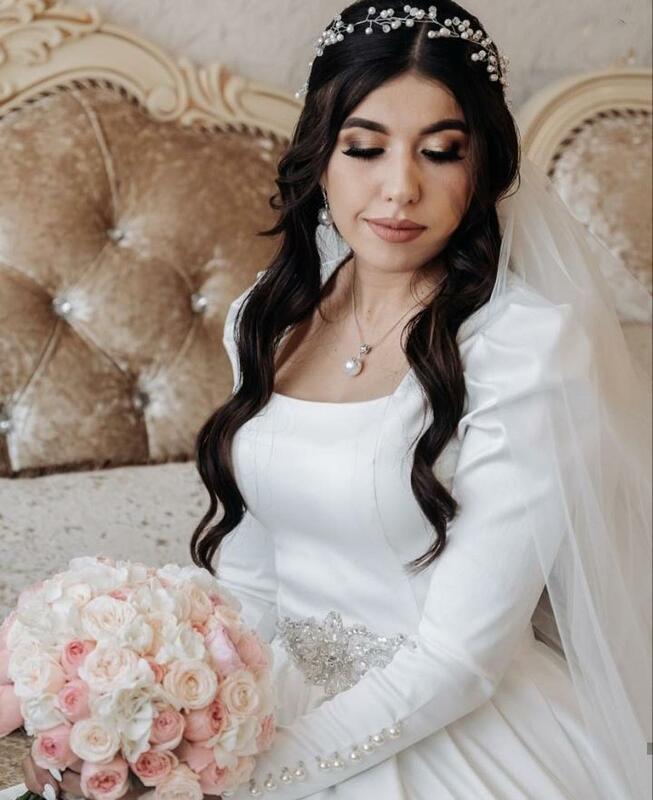 Gaun pernikahan lengan panjang Satin dengan kapel sendok tiga putih untuk putri gaun pengantin wanita elegan buatan khusus