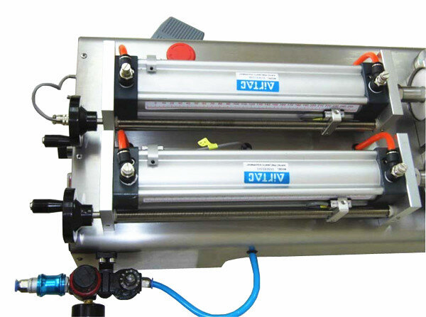 Hign precision 100-1000ML Pneumatic double heads liquid filling machine, horizontal piston filling machine