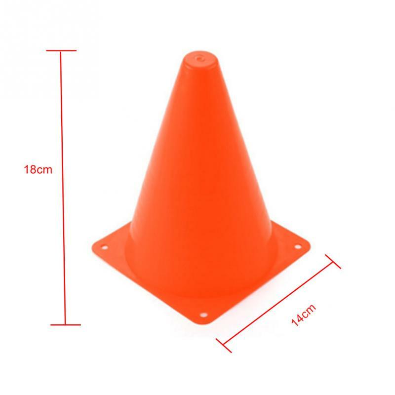 O cone de estrada barricadas sinal de advertência reflexivo oxford tráfego cone instalações de tráfego para a superfície grama concreto ginásio segurança rodoviária