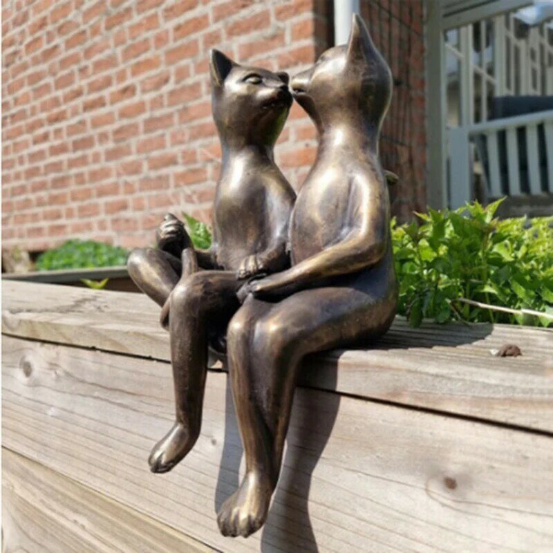 Pasangan Kucing Lucu Kencan dan Ciuman Patung Gaya Eropa Modern Minimalis Kerajinan Rumah Ornamen Resin Hadiah Natal Jardineria