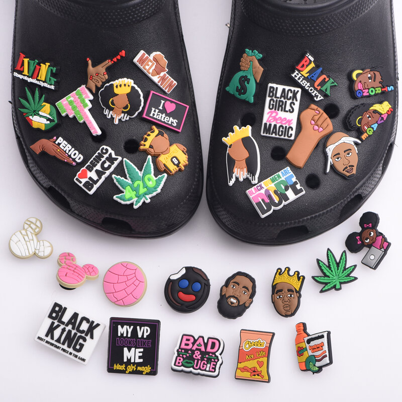 1 Stück schwarzes Mädchen magischer Schuh Charms Zubehör Dekorationen Clog Sandalen PVC schwarz Leben Materie Charme Knopf blm Mädchen Geschenk