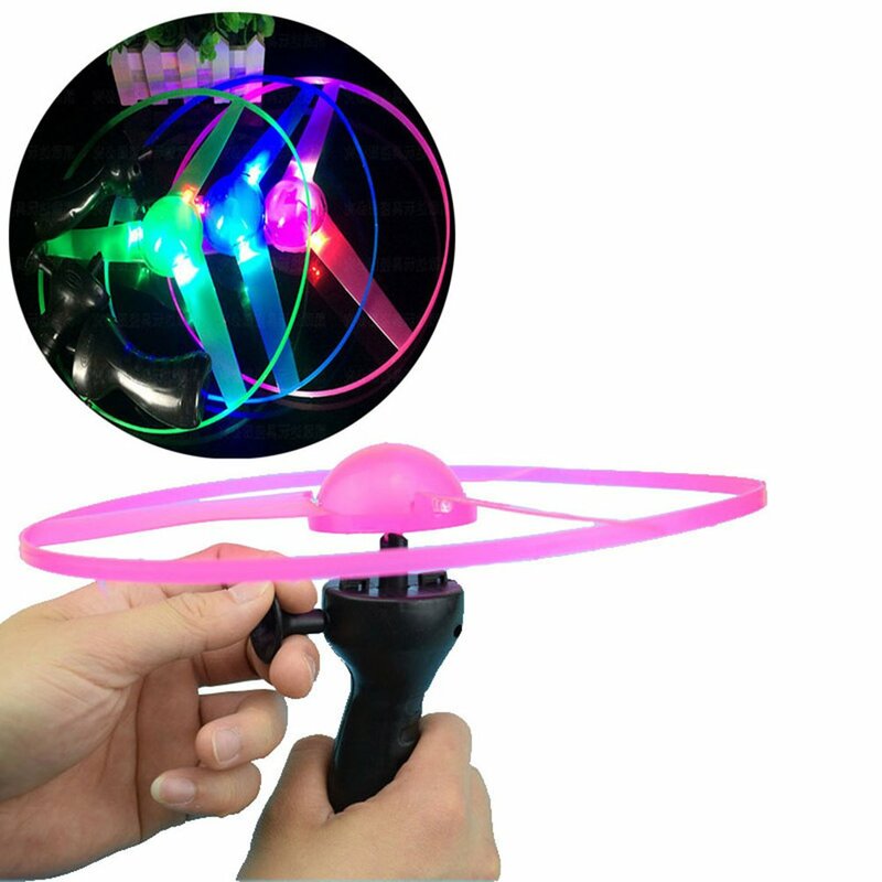 1Pc Funny Flying Hand-Push ดึงลวด Spinning Flyer Luminous Flying UFO จับแสงแฟลชของเล่นสำหรับของเล่นเด็ก