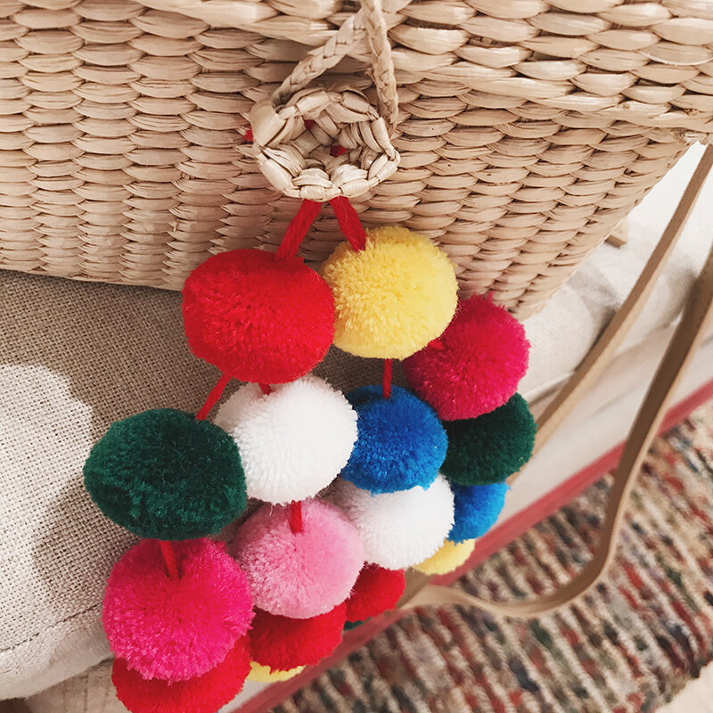 Bolsa tejida con bolas de lana de Color, bolso de viaje, pequeño, cuadrado, de paja para playa, redondo, de ocio, hecho a mano, pompón