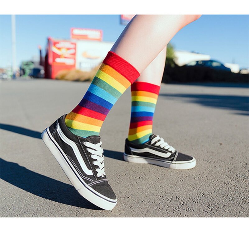 Calcetines largos de algodón con estampado colorido de arcoíris para hombre y mujer, medias deportivas a rayas para exteriores, Harajuku, Kawai, Primavera