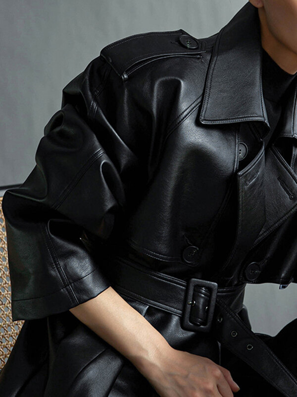 Lautaro Осенний удлиненный негабаритный черный плащ из искусственной кожи для женщин с поясом с длинным рукавом Двубортная свободная корейский стиль мода 2021 кожаный тренч женский длинный кожаное пальто женское весна