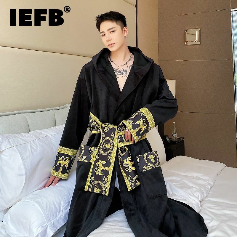 IEFB Gaun Malam Panjang Bertudung Mewah Ringan Beludru Nyaman Tebal Musim Dingin Jubah Fashion Pria Pakaian Hangat Bersabuk 9Y9924