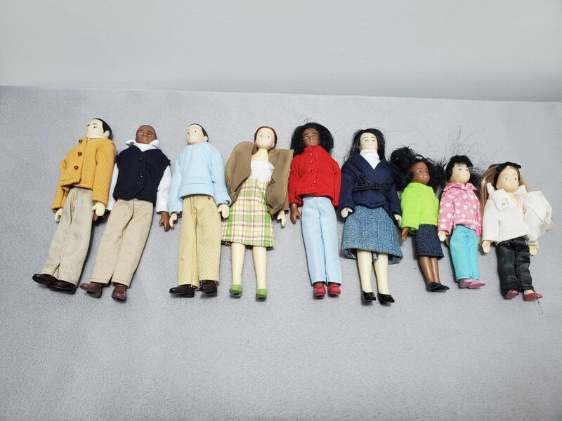 Keluarga Bahagia Bersama Dapat Digerakkan Pirang Perempuan Laki-laki dengan Pakaian Kucing Peliharaan Sosok Model Boneka Mainan Tata Letak Adegan