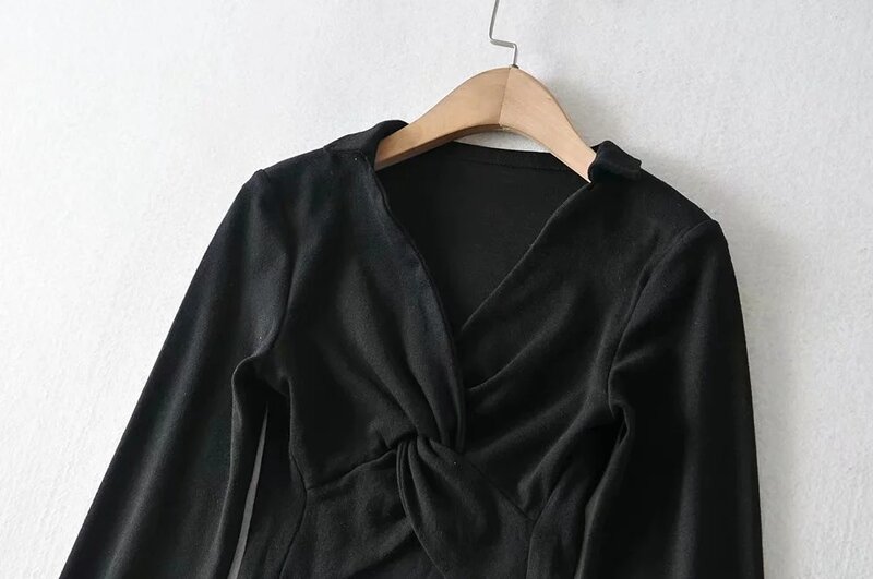 Camisa crop top feminina com gola v, blusa curta de manga comprida com interlock branca/preta