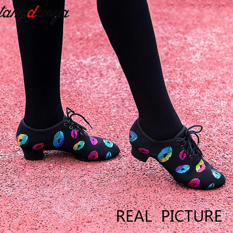 Женские кроссовки на высоком каблуке, Обувь для бальных танцев, латинских танцев, закрытый носок, черные, с принтом губ