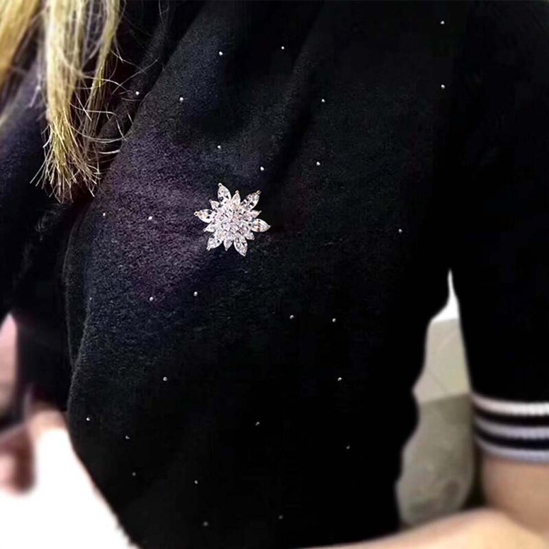 1Pc New Fashion Christmas Snowflake Brooch Zircon Brooches  for Women Men Pins Dress Coat Accessories Jewelry Gifts