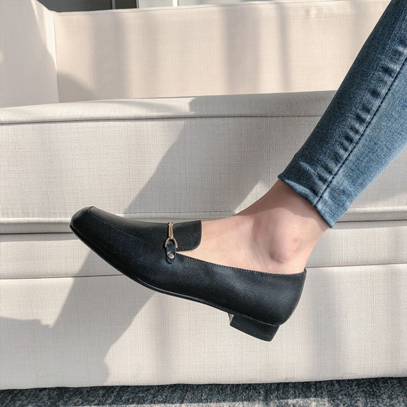 Женские туфли на низком каблуке, простые маленькие кожаные туфли с пряжкой и квадратным носком, однотонные, весна-осень 2021
