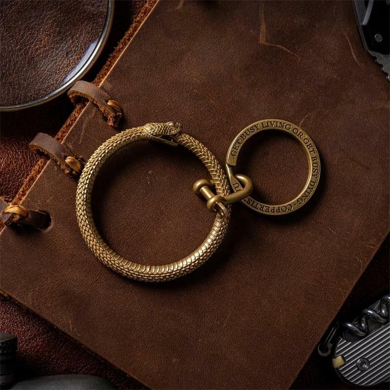 Retro ทองเหลืองงู Key แหวนกัดงูพวงกุญแจแหวนงู Ouroboros แหวนกุญแจจี้ทองแดงงูรถแขวน