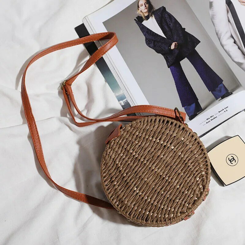 女性のための丸い手織りの籐のバッグ,革のストラップ付きの流行のビーチバッグ,レトロなスタイル,クロスボディ,夏