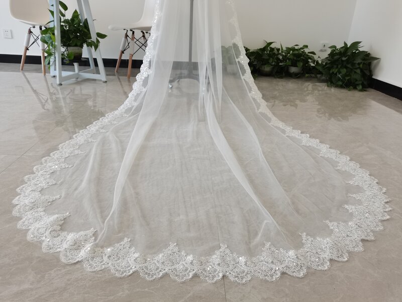 白またはアイボリーつの層ベール聖堂ウェディングベールレース光沢のある花嫁のウェディングベール