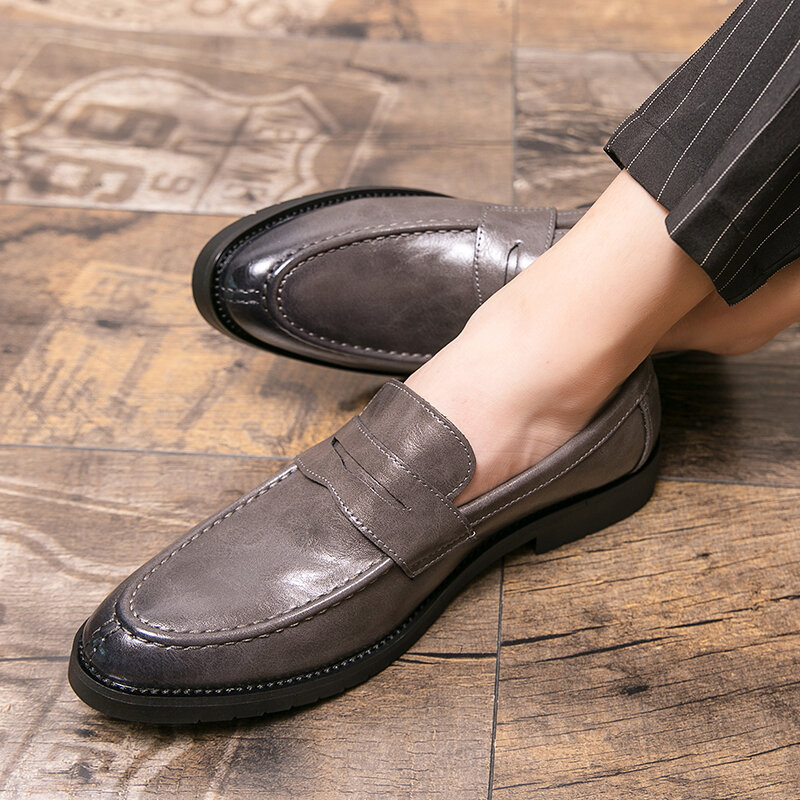 Sapatos de couro para homens deslizamento na moda casual brogue apartamentos esculpidos estilo inglaterra homens de negócios vestido sapatos mocassins