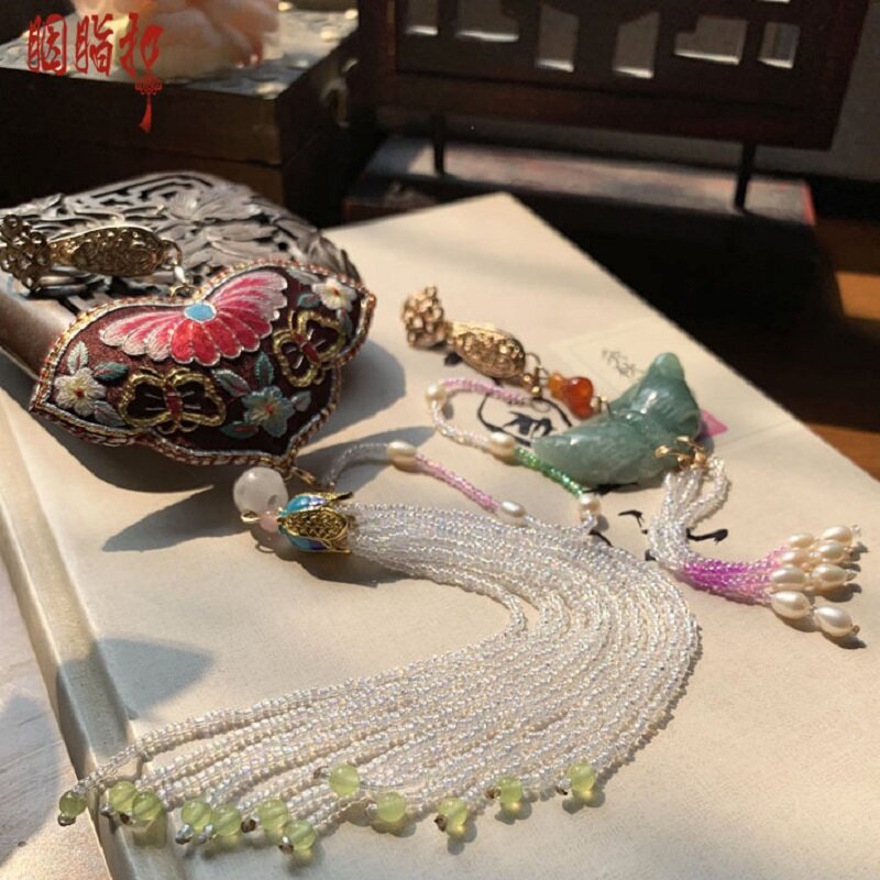 Xiang si中国の有名なsu刺繡ジェイドバタフライネックバックルプレスフラップロングタッセルフラグナンスバッグ漢服アクセサリー