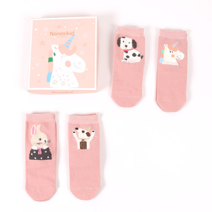 Новинка; 4 пары детских рождественских носков в коробке; хлопковые носки средней длины с рисунком животных для мальчиков и девочек