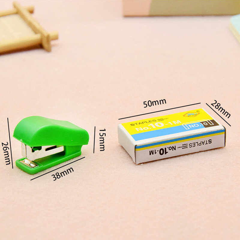1Pc Mini Stapler ชุด1ขนาดเล็กแบบพกพาของขวัญเย็บเด็กนักเรียนน่ารักของขวัญเครื่องเขียนอุปกรณ์สำนักงาน (สีสุ่ม)