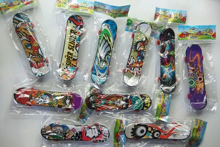 1 stücke Gelegentliche Mini FSB Finger Skateboard Kreative Neuheit Gag Spielzeug Cartoon Klassische Spielzeug für Kinder Geschenk