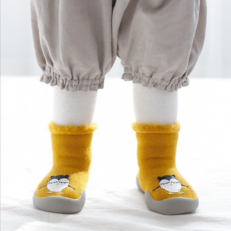winter new plush and thickened children's floor socks brush Baby Toddler shoes and socks rubber base cartoon middle tube socks