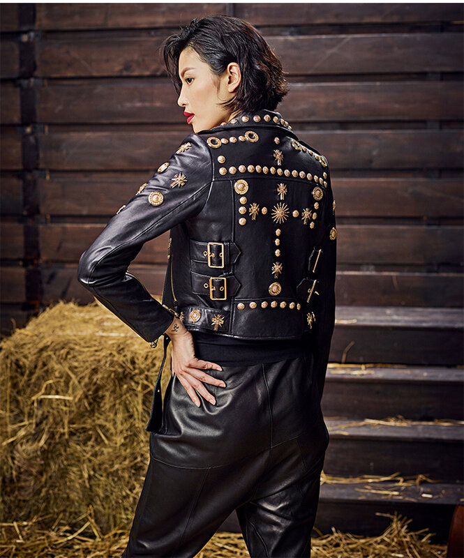 Jaqueta de couro real de pele de carneiro, luxuosa com rebite gótico punk, fina, motociclista, para moças