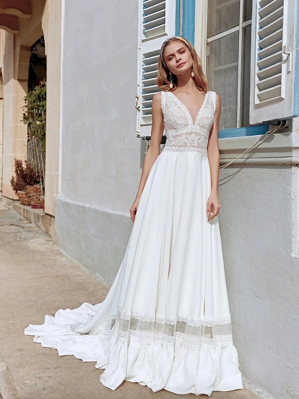 2022 New Boho Lace Wedding Dresses Beach White Sleeveless  Gowns V Neckline Bridal  Back Out Appliqued Court Train