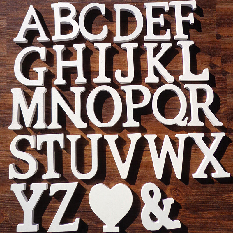白い木製のアルファベットの文字,パーソナライズされた名前,手作りのアートデザイン,スタンドアロンのハート,誕生日や結婚式の家の装飾,8cm