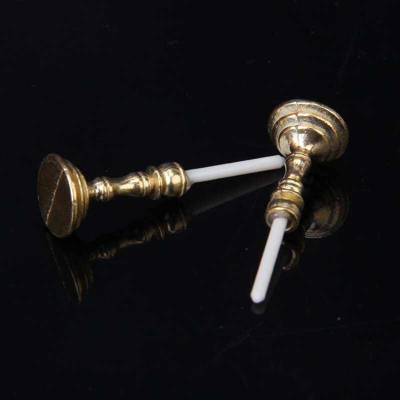 Castiçais miniatura do metal do bronze, velas brancas do vintage, Dollhouse, 3,5 cm