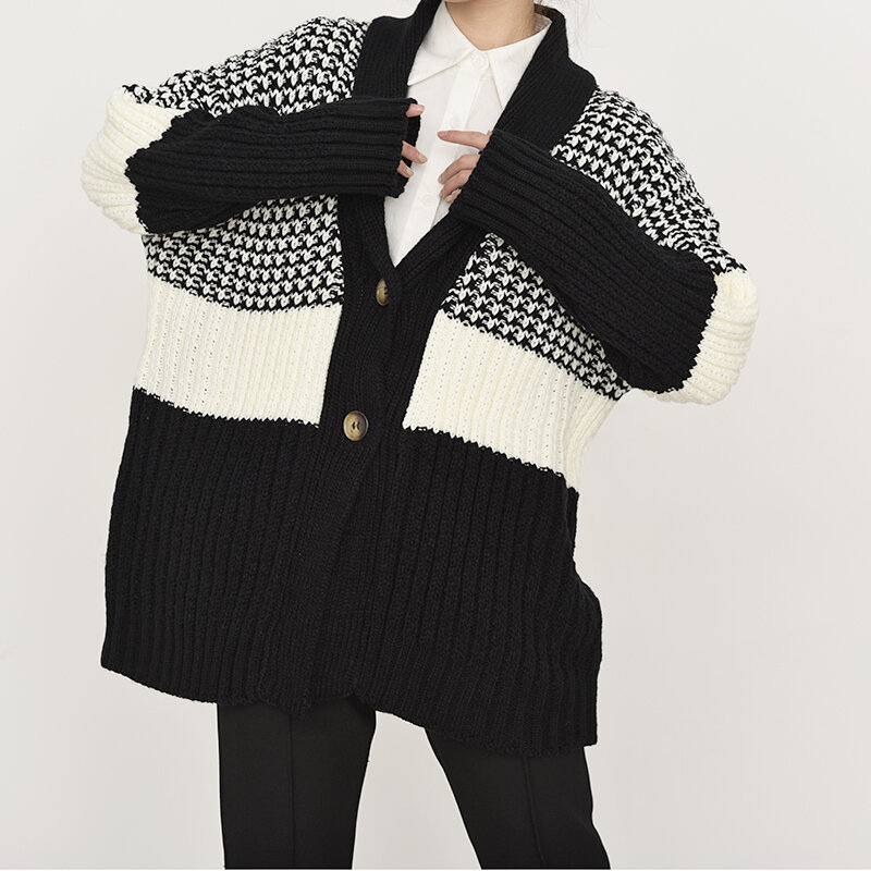 [EAM] Plaid Black Big Size Knitting Cardigan Sweater Loose Fit V-Neck Long Sleeve Women New Fashion Autumn Winter 2021 1Y18001