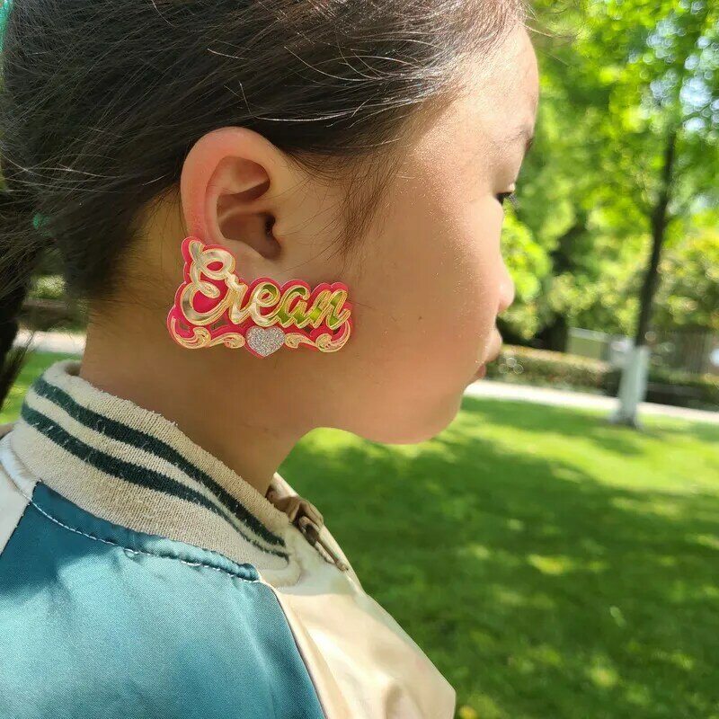 BeHoney-Boucles d'oreilles avec nom personnalisé pour filles, bijoux personnalisés faits à la main, plaque signalétique personnalisée, laser acrylique