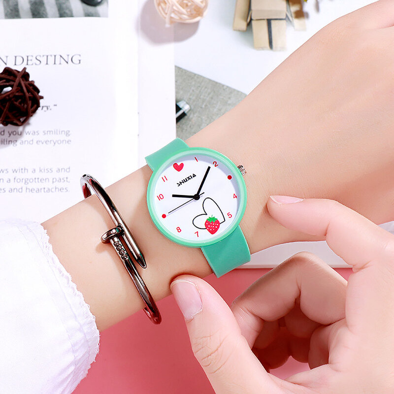 Reloj de pulsera de cuarzo para niños y niñas, pulsera de silicona informal con dibujo de fresa pequeña, rosa y azul, estilo coreano