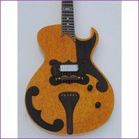 Nuova chitarra elettrica di marca con impiallacciatura di acero ombreggiante con corpo e retro in legno di rilegatura