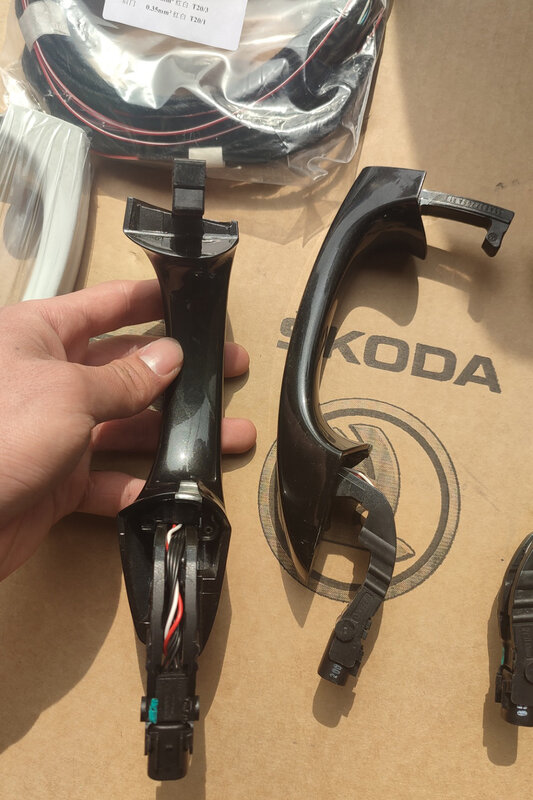 Für Skoda Octavia Original tür griff mit atmosphäre licht keyless komfortable eintrag türgriff türgriff tür mit licht