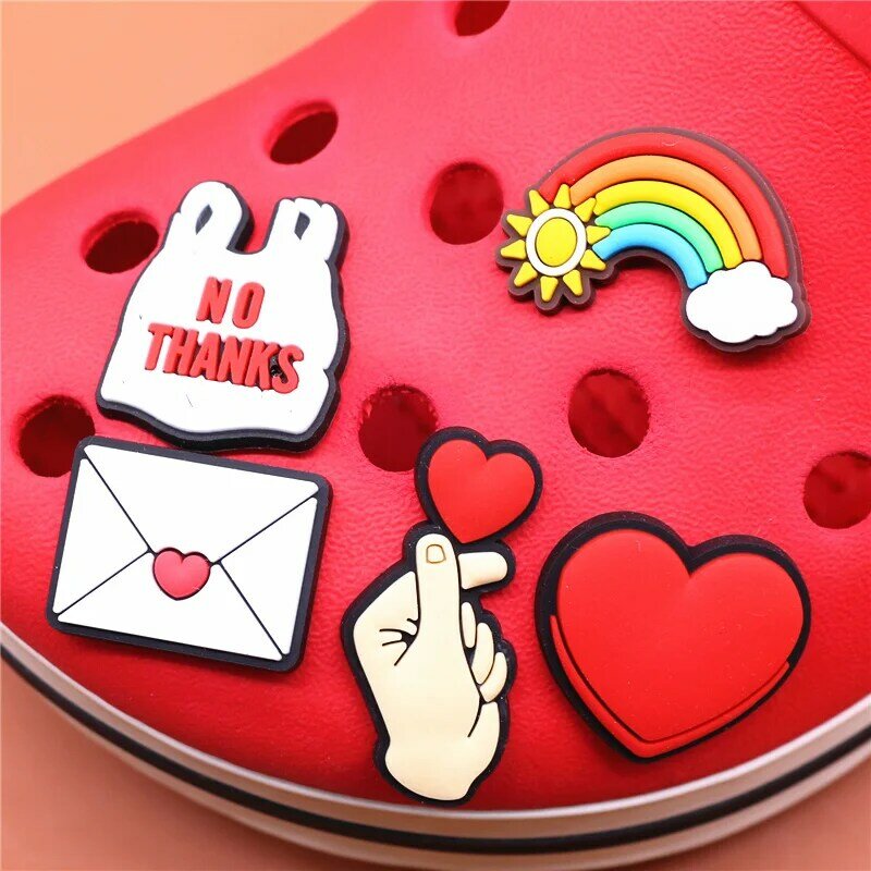 Herzförmige PVC-Schuh Charms Accessoires Liebe Regenbogen Weste Schuhe Schnalle Dekorationen passen Kinder Weihnachten Party Geschenke u261