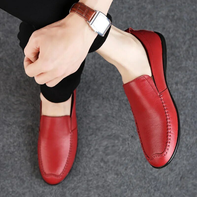 Mocasines de cuero genuino para hombre, zapatos informales de diseñador de lujo, mocasines formales de negocios, planos, sin cordones, para conducir, Color Rojo