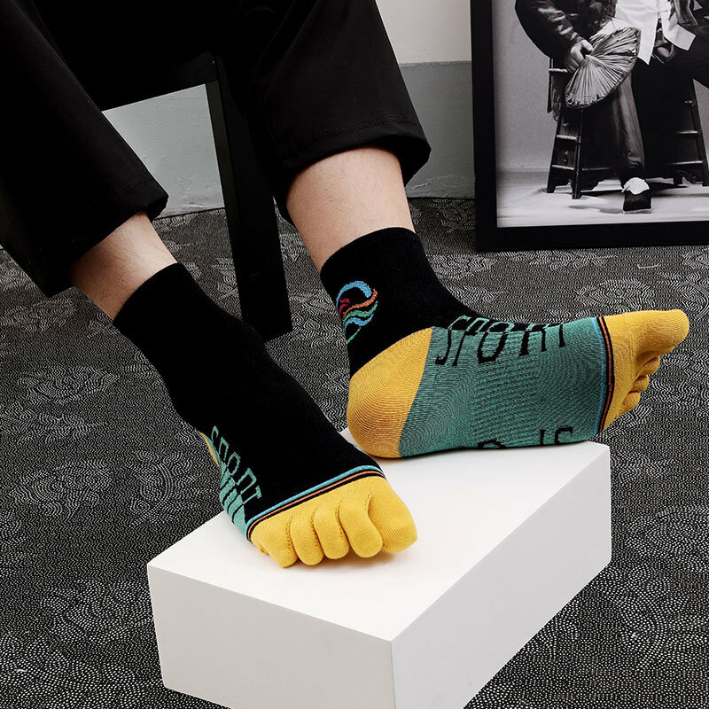 10 paia di calzini sportivi a cinque dita da uomo in cotone organico con lettere a righe Street Fashion Happy Travel Socks con le dita dei piedi presenti per gli uomini